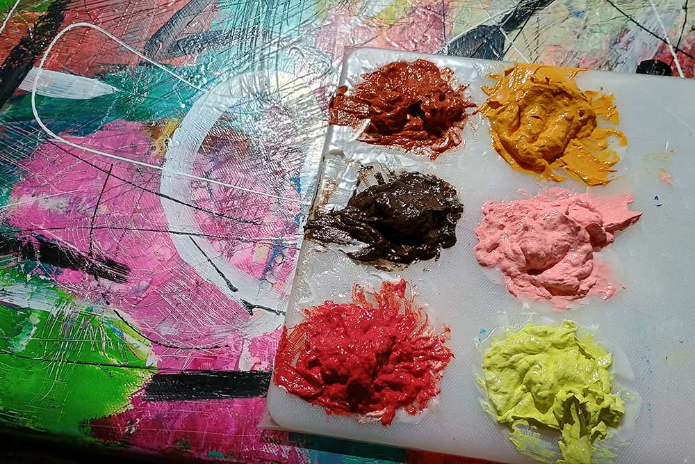 Palet fra Michael Lønfeldts atelier med 6 håndblandede enkeltpigment-farver, der skaber unikke nuancer.