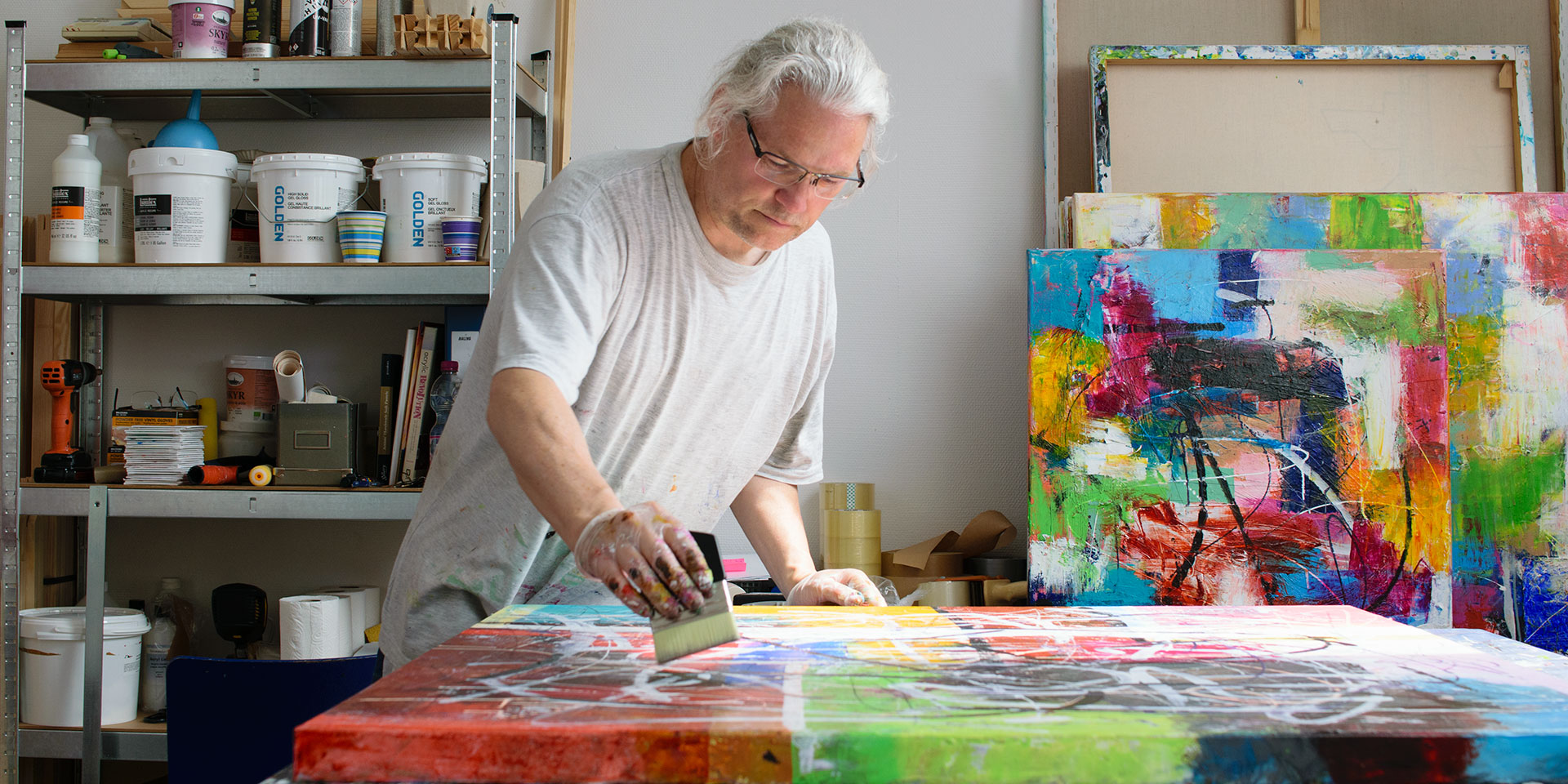 Farverig abstrakt kunst med energi dybde og balance lavet af kunstner Michael Lønfeldt