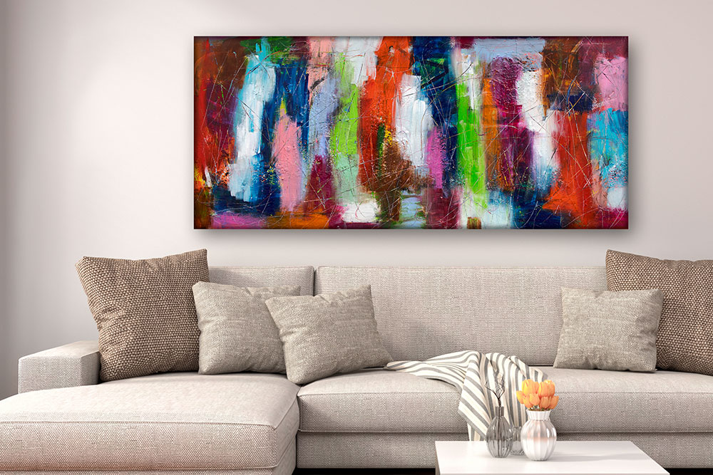 Moderne kunst skaber energi, harmoni og intimitet i et neutralt skandinavisk rum.